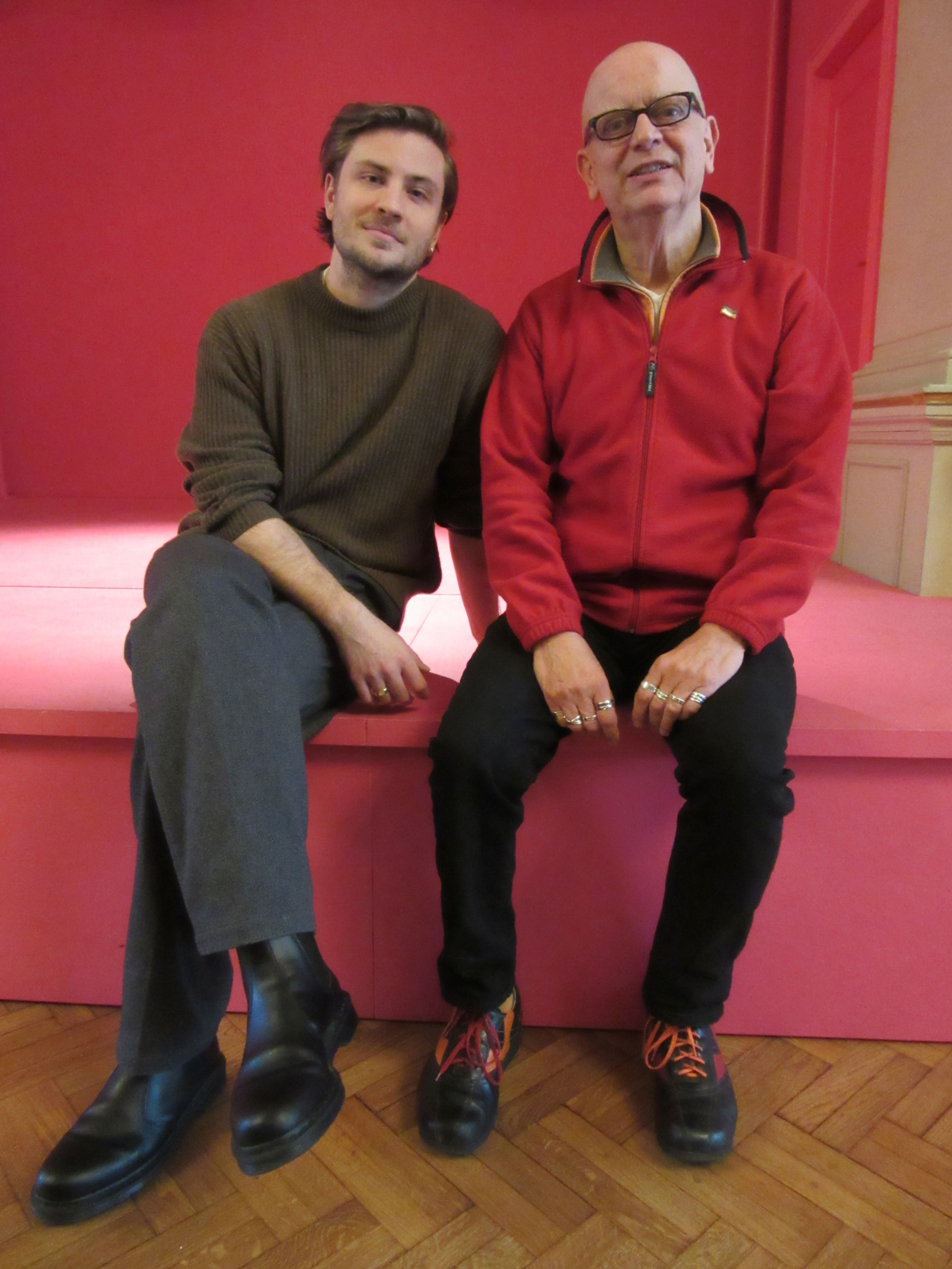Schauspieler Jannik und Jürgen Wenke, Beiograph von Kurt Brüssow, beim Dreh im Theater